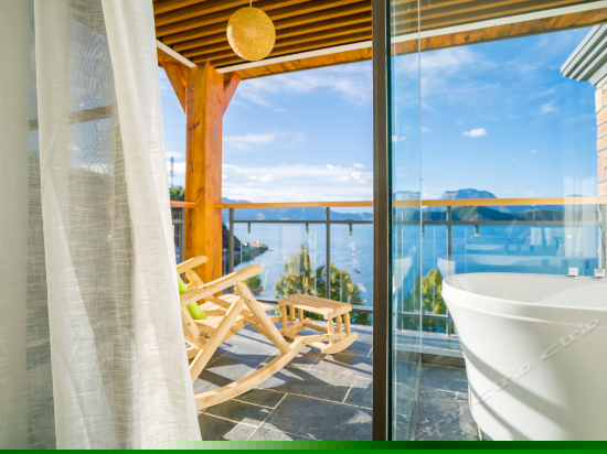 且叮咛270度湖景大床房