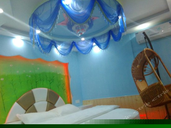 时尚蜜月圆床房