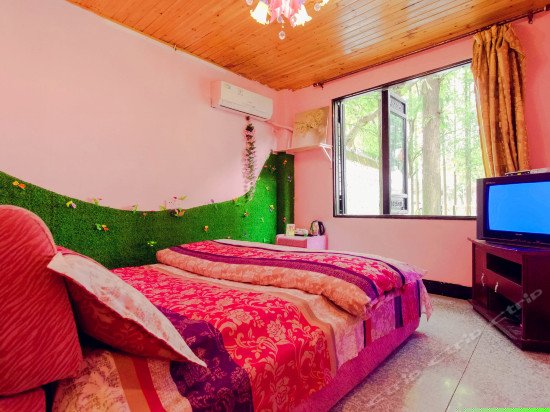 临河现代景观大床房