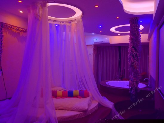 榻榻米主题影院房