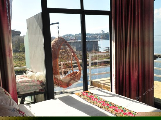 一楼两面临海带阳台海景大床间