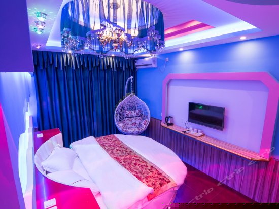 情侣浴缸圆床房